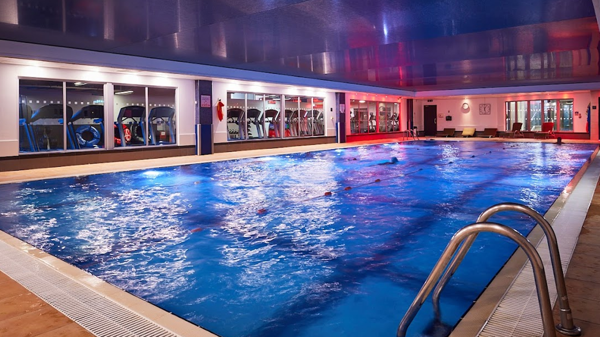 Swimming pool in Fitness First Bath